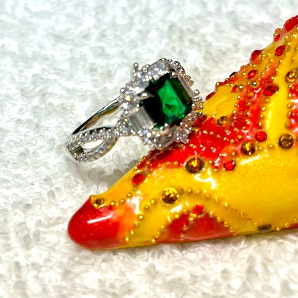Emerald green ring with rhinestone sides -baguettes-sterling